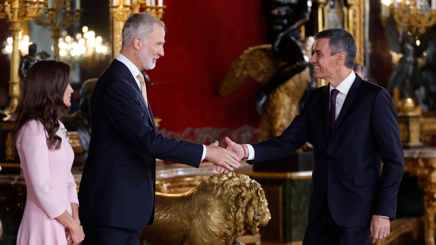 El rey Felipe VI saluda al presidente del Gobierno, Pedro S&aacute;nchez, durante el besamanos celebrado en el Palacio Real durante la recepci&oacute;n de la Fiesta Nacional, este lunes, en Madrid.