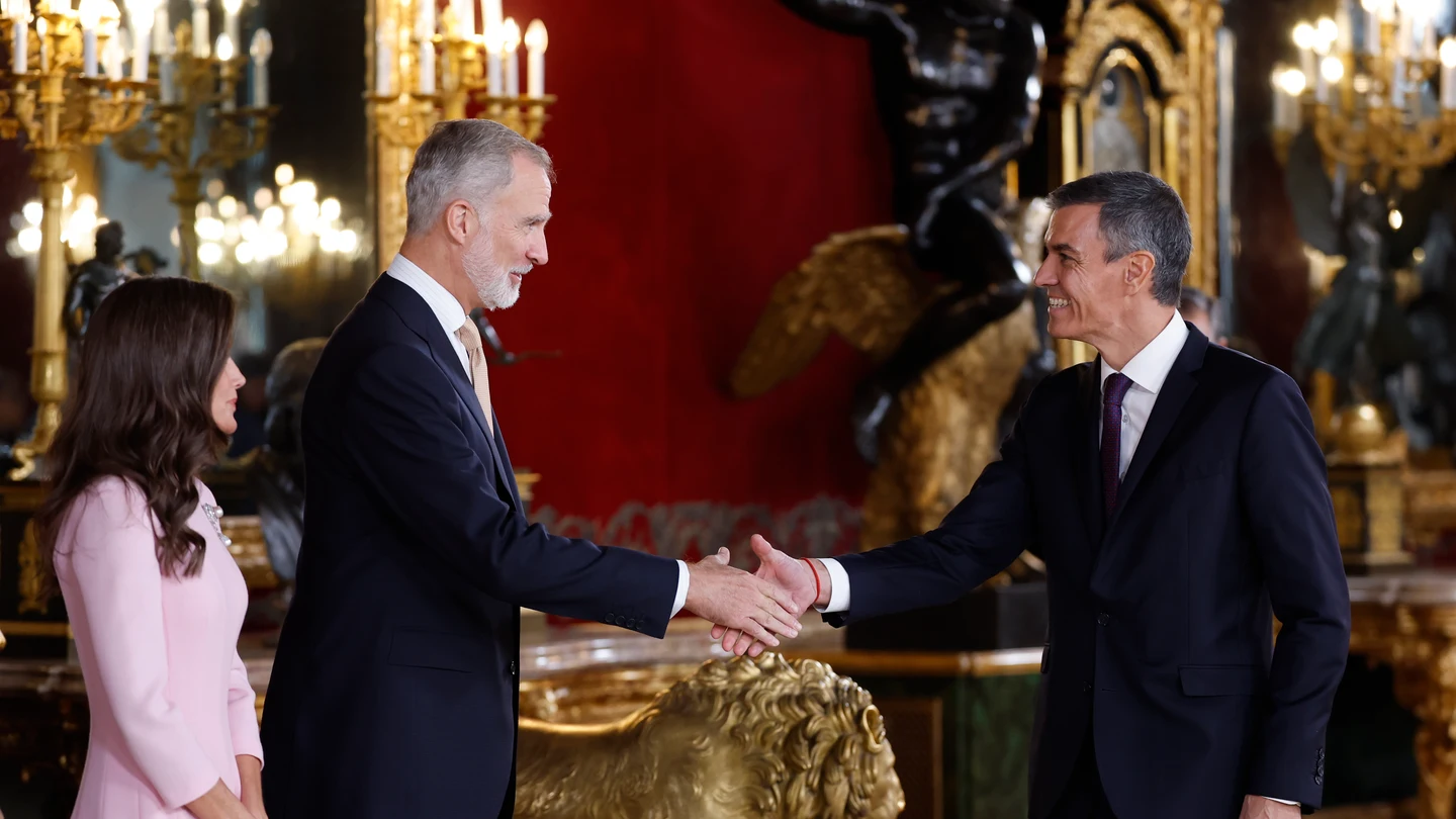 El rey Felipe VI saluda al presidente del Gobierno, Pedro Sánchez, durante el besamanos celebrado en el Palacio Real durante la recepción de la Fiesta Nacional, este lunes, en Madrid. El rey Felipe VI saluda al presidente del Gobierno, Pedro Sánchez, durante el besamanos celebrado en el Palacio Real durante la recepción de la Fiesta Nacional, este lunes, en Madrid.