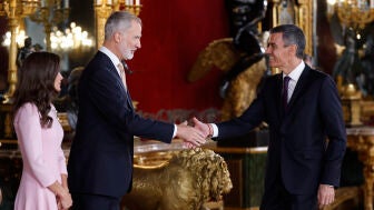 El rey Felipe VI saluda al presidente del Gobierno, Pedro S&aacute;nchez, durante el besamanos celebrado en el Palacio Real durante la recepci&oacute;n de la Fiesta Nacional, este lunes, en Madrid.