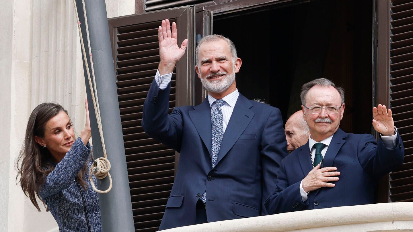 Los reyes Felipe VI y Letizia y Juan Jes&uacute;s Vivas saludan desde el balc&oacute;n del Ayuntamiento de Ceuta