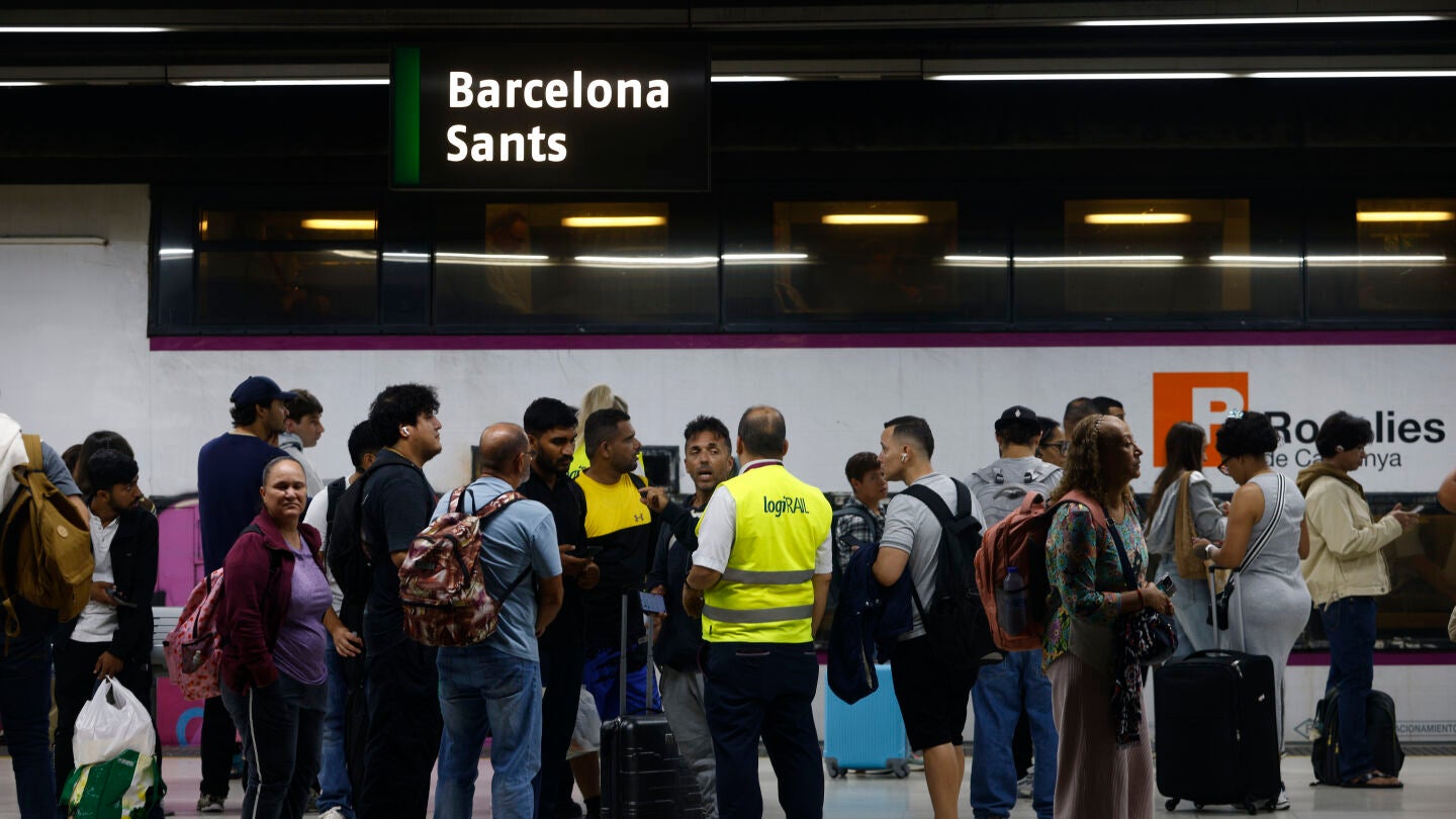 Imagen de la estaci&oacute;n de Sants con decenas de pasajeros afectados por los retrasos