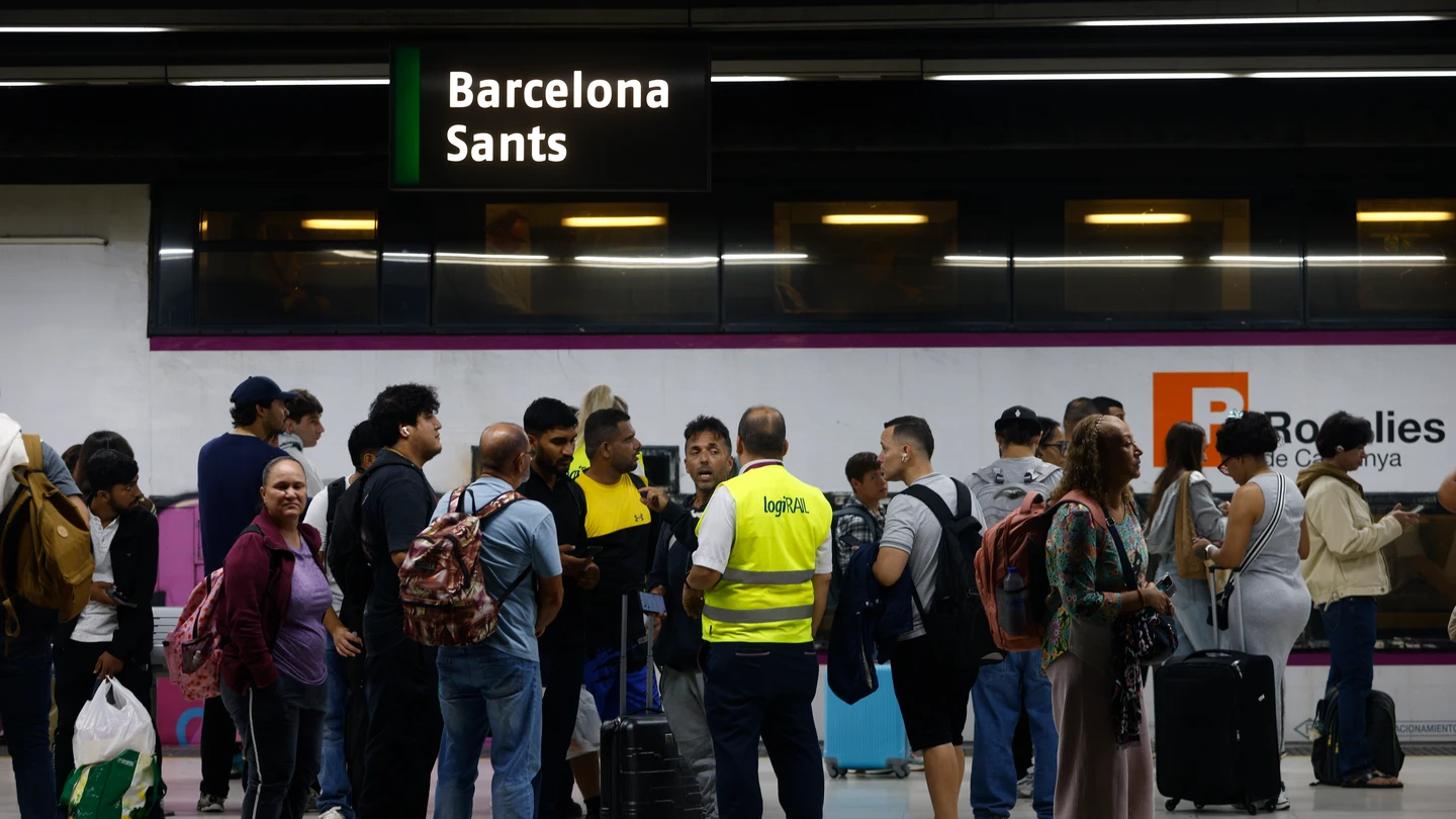Imagen de la estación de Sants con decenas de pasajeros afectados por los retrasos Imagen de la estación de Sants con decenas de pasajeros afectados por los retrasos