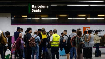 Imagen de la estaci&oacute;n de Sants con decenas de pasajeros afectados por los retrasos