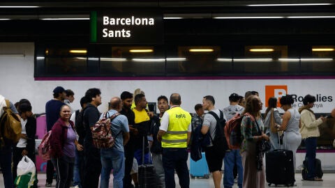 Imagen de la estaci&oacute;n de Sants con decenas de pasajeros afectados por los retrasos