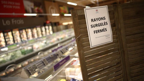 Vista del pasillo de alimentos congelados cerrado en un supermercado cerca de Nantes despu&eacute;s un ciberataque