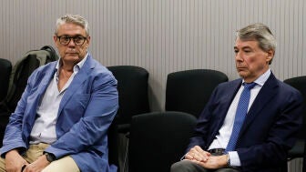 El expresidente madrile&ntilde;o Ignacio Gonz&aacute;lez (d) durante su juicio en la secci&oacute;n segunda de la Sala de lo Penal de la Audiencia Nacional en Madrid.