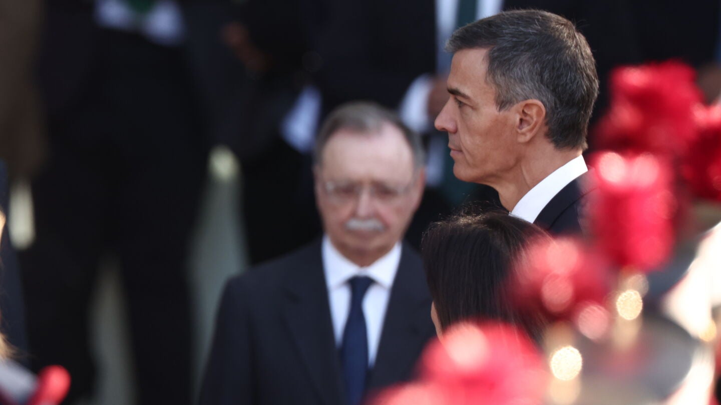 El presidente del Gobierno, Pedro S&aacute;nchez, durante el acto solemne de homenaje a la bandera nacional y desfile militar por el 12 de octubre