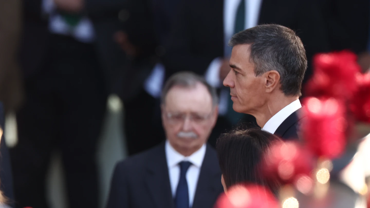 El presidente del Gobierno, Pedro Sánchez, durante el acto solemne de homenaje a la bandera nacional y desfile militar por el 12 de octubre El presidente del Gobierno, Pedro Sánchez, durante el acto solemne de homenaje a la bandera nacional y desfile militar por el 12 de octubre