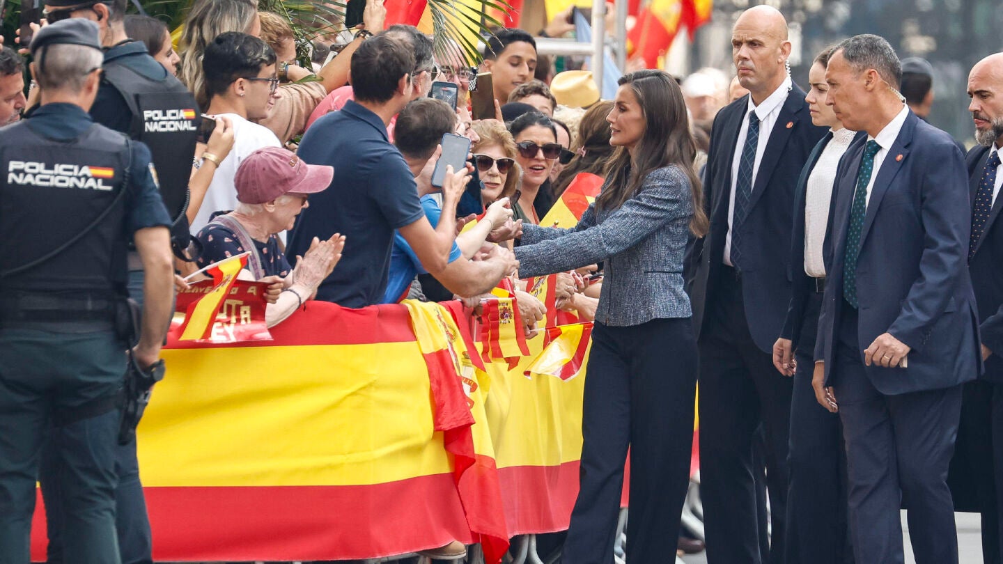 La reina saluda a la multitud que espera su llegada ante el Ayuntamiento de Ceuta