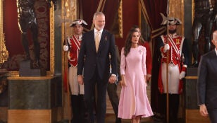 Los reyes Felipe y Letizia, la princesa Leonor y la Infanta Sof&iacute;a, durante la recepci&oacute;n con motivo del d&iacute;a de la Fiesta Nacional, en el Palacio Real