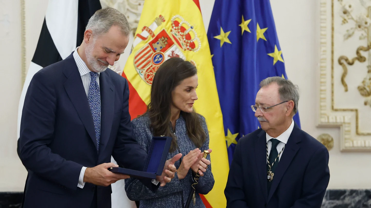 El rey Felipe VI y la reina Letizia durante su visita al Ayuntamiento junto al alcalde-presidente de la Ciudad Autónoma de Ceuta, Juan Jesús Vivas El rey Felipe VI y la reina Letizia durante su visita al Ayuntamiento junto al alcalde-presidente de la Ciudad Autónoma de Ceuta, Juan Jesús Vivas