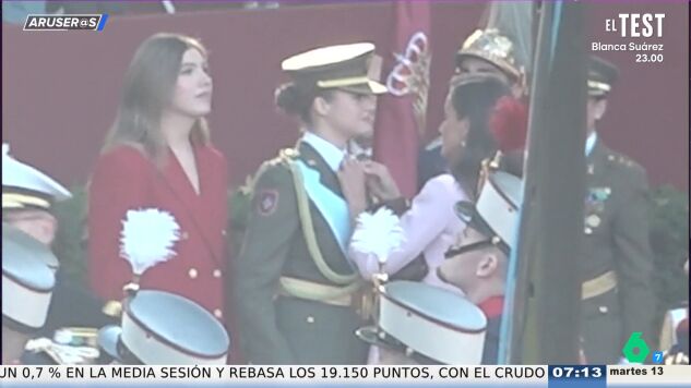 La princesa Leonor y el Tois&oacute;n de Oro que se cay&oacute; en el desfile militar: "La reina Letizia no estaba conforme y se lo volv&iacute;a a retocar"