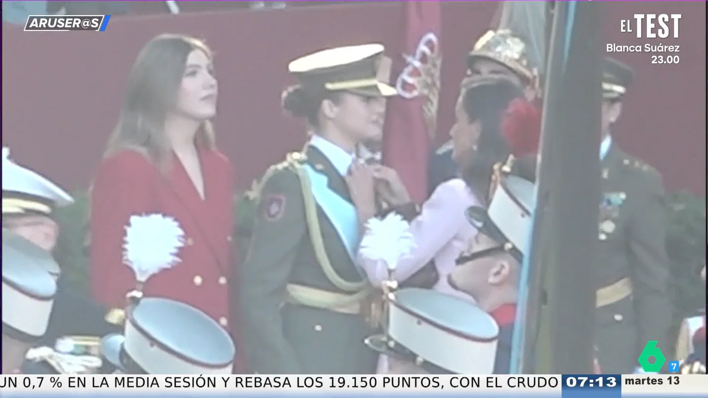 La princesa Leonor y el Toisón de Oro que se cayó en el desfile militar: "La reina Letizia no estaba conforme y se lo volvía a retocar" La princesa Leonor y el Toisón de Oro que se cayó en el desfile militar: "La reina Letizia no estaba conforme y se lo volvía a retocar"