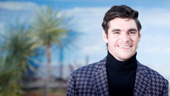El actor RJ Mitte posa en el estreno de "El Camino: Una pel&iacute;cula de Breaking Bad" en Los &Aacute;ngeles, California