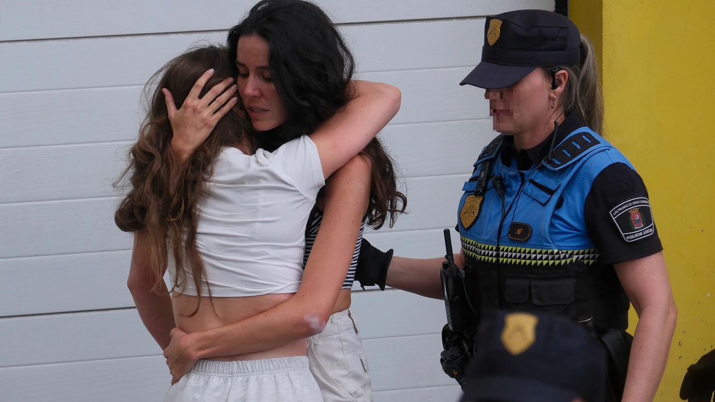 La Policía Local de Las Palmas de Gran Canaria y la Policía Nacional han desalojado este martes por orden judicial de una vivienda del barrio de Pedro Infinito por impago del alquiler a una mujer con un hijo de cuatro años y otro de 16, al no apreciar circunstancias de vulnerabilidad. La Policía Local de Las Palmas de Gran Canaria y la Policía Nacional han desalojado este martes por orden judicial de una vivienda del barrio de Pedro Infinito por impago del alquiler a una mujer con un hijo de cuatro años y otro de 16, al no apreciar circunstancias de vulnerabilidad.