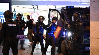 Cuatro detenidos, uno de ellos menor, por atentado a la autoridad y des&oacute;rdenes tras intentar reventar la acampada en Sol