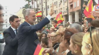 El rey Felipe VI saluda a la poblaci&oacute;n de Ceuta a su llegada a la ciudad aut&oacute;noma