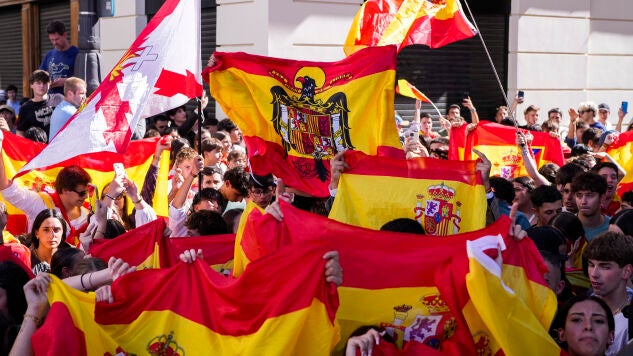 Tensi&oacute;n en la Puerta del Sol entre acampados y manifestantes con banderas de Espa&ntilde;a