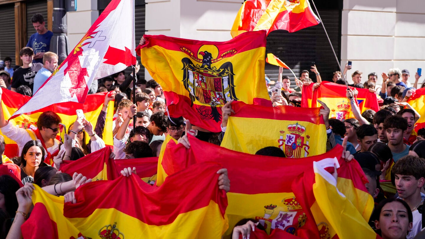 Tensi&oacute;n en la Puerta del Sol entre acampados y manifestantes con banderas de Espa&ntilde;a