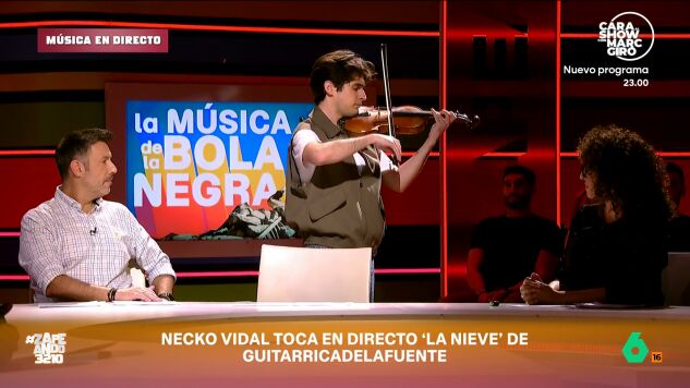 Necko Vidal pone un inmejorable colof&oacute;n a su an&aacute;lisis del universo musical de 'La bola negra' con su particular versi&oacute;n de 'La nieve', el tema que interpreta Guitarricadelafuente en uno de los momentos m&aacute;s emocionantes de la pel&iacute;cula.