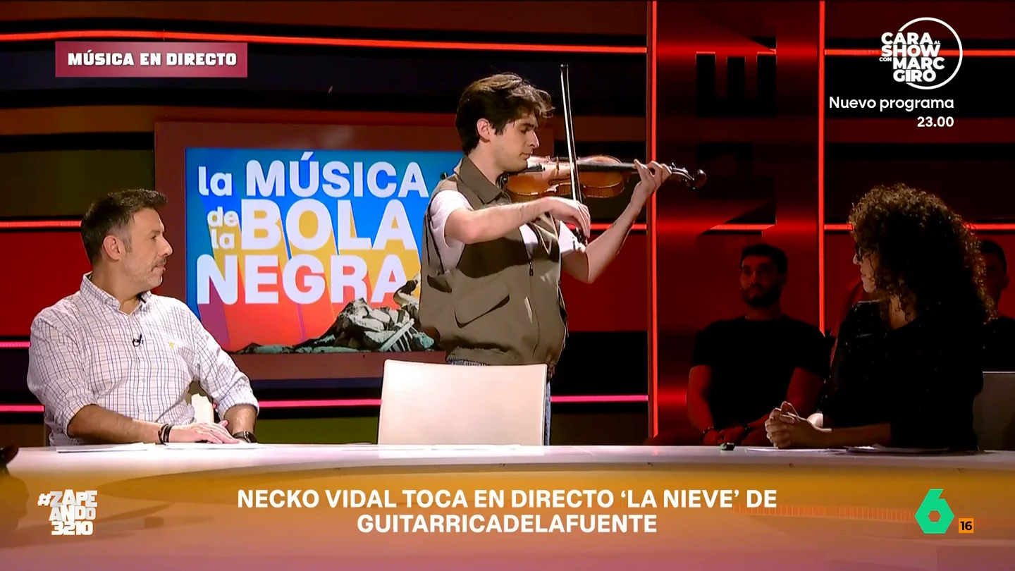 Necko Vidal versiona 'La nieve' de Guitarricadelafuente: así suena en su violín el tema estrella de 'La bola negra' Necko Vidal pone un inmejorable colofón a su análisis del universo musical de 'La bola negra' con su particular versión de 'La nieve', el tema que interpreta Guitarricadelafuente en uno de los momentos más emocionantes de la película.