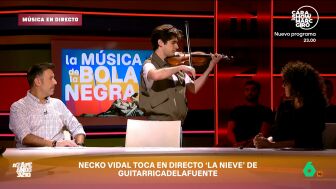 Necko Vidal pone un inmejorable colof&oacute;n a su an&aacute;lisis del universo musical de 'La bola negra' con su particular versi&oacute;n de 'La nieve', el tema que interpreta Guitarricadelafuente en uno de los momentos m&aacute;s emocionantes de la pel&iacute;cula.