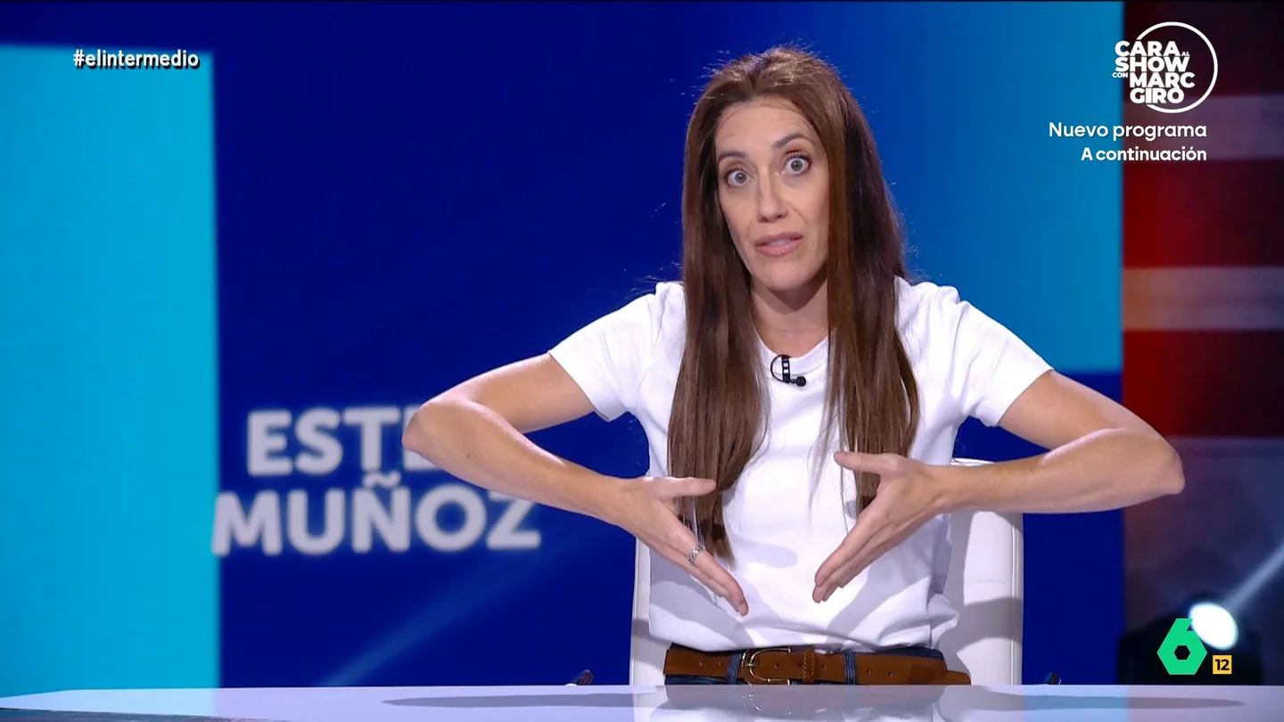 'Esther Muñoz' 'aclara' sus declaraciones sobre las pensiones: "Por si acaso, que los jubilados dejen de dar pan a las palomas y se lo empiecen a comer" Cristina Gallego se convierte en 'Esther Muñoz', que en El Intermedio intenta explicar sus declaraciones en las que aseguraba que el sistema de pensiones "va a petar" y que hace falta cambiar el modelo.