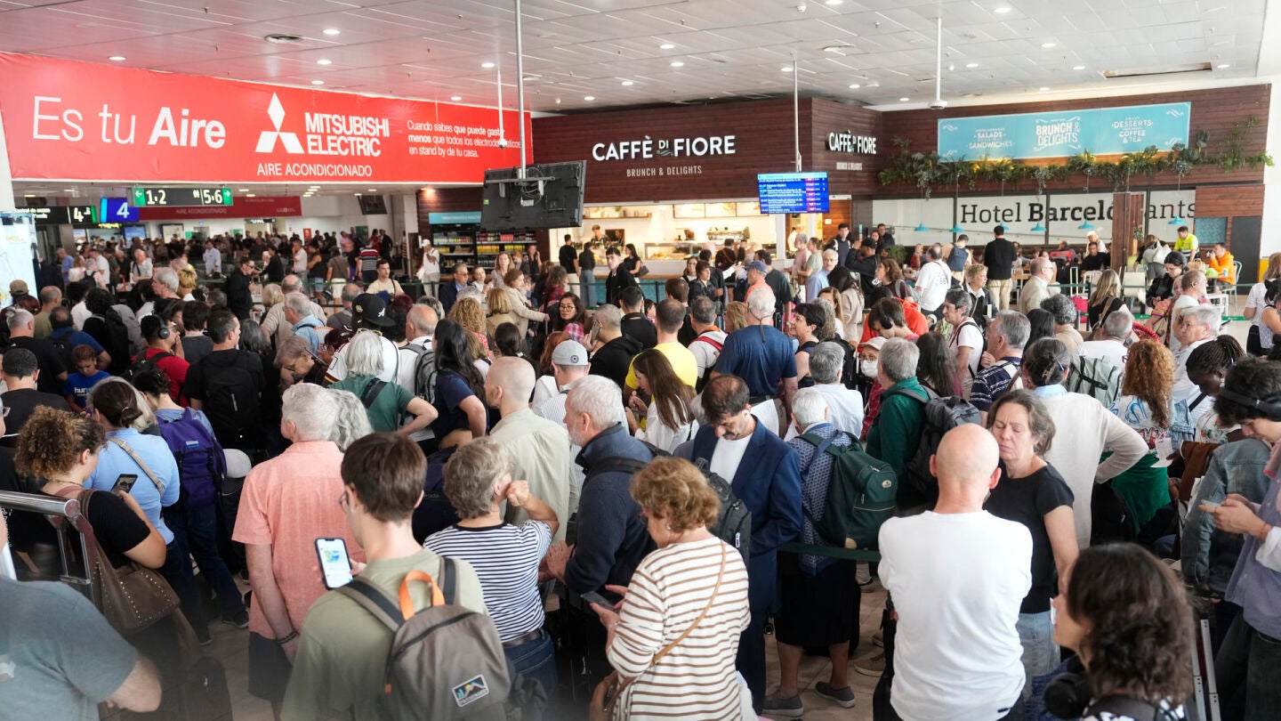 Aglomeraciones y escenas de caos en la estaci&oacute;n de Sants de Barcelona