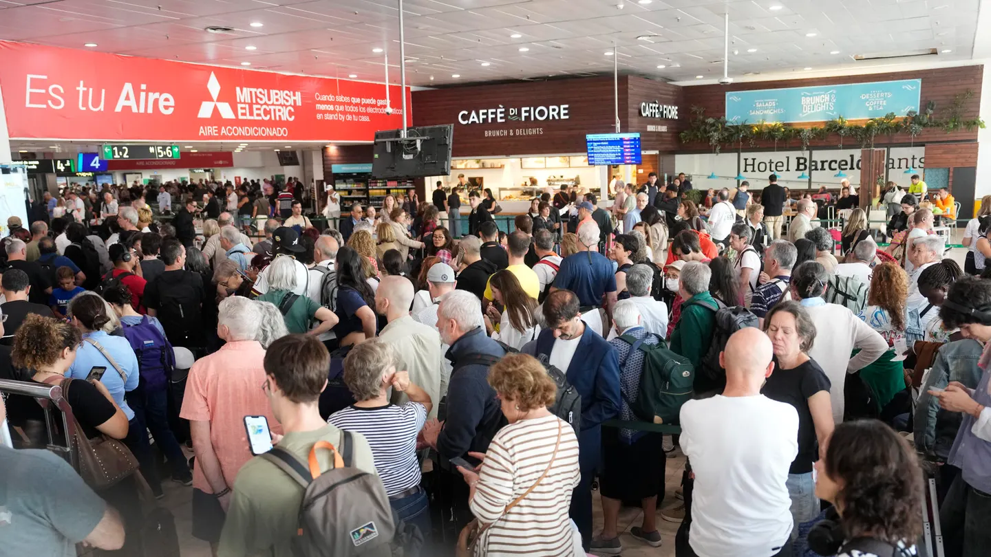 Aglomeraciones y escenas de caos en la estación de Sants de Barcelona Aglomeraciones y escenas de caos en la estación de Sants de Barcelona
