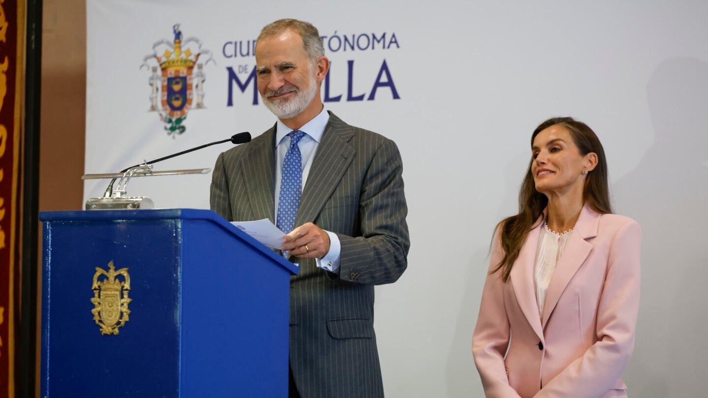 La reina Letizia y el rey Felipe VI ofrecen un discurso durante su visita a Melilla este mi&eacute;rcoles. 