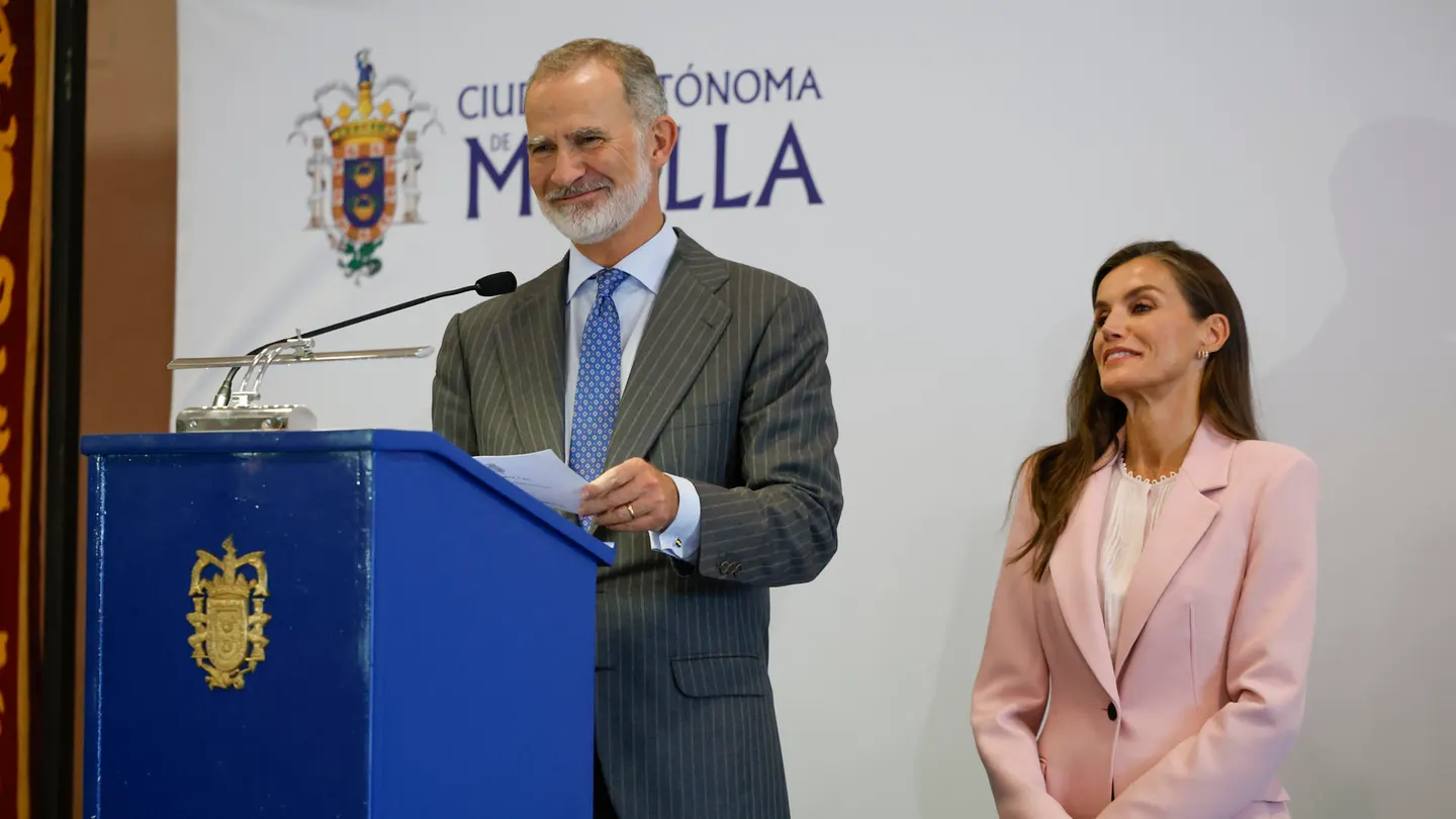 La reina Letizia y el rey Felipe VI ofrecen un discurso durante su visita a Melilla este miércoles. La reina Letizia y el rey Felipe VI ofrecen un discurso durante su visita a Melilla este miércoles.