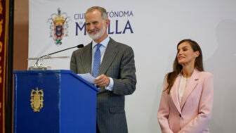 La reina Letizia y el rey Felipe VI ofrecen un discurso durante su visita a Melilla este mi&eacute;rcoles. 