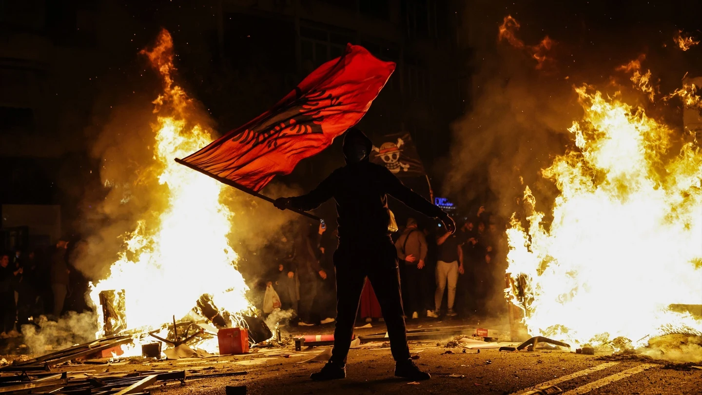 Imagen de protestas nocturnas de estudiantes en Tirana (Albania) Imagen de protestas nocturnas de estudiantes en Tirana (Albania)