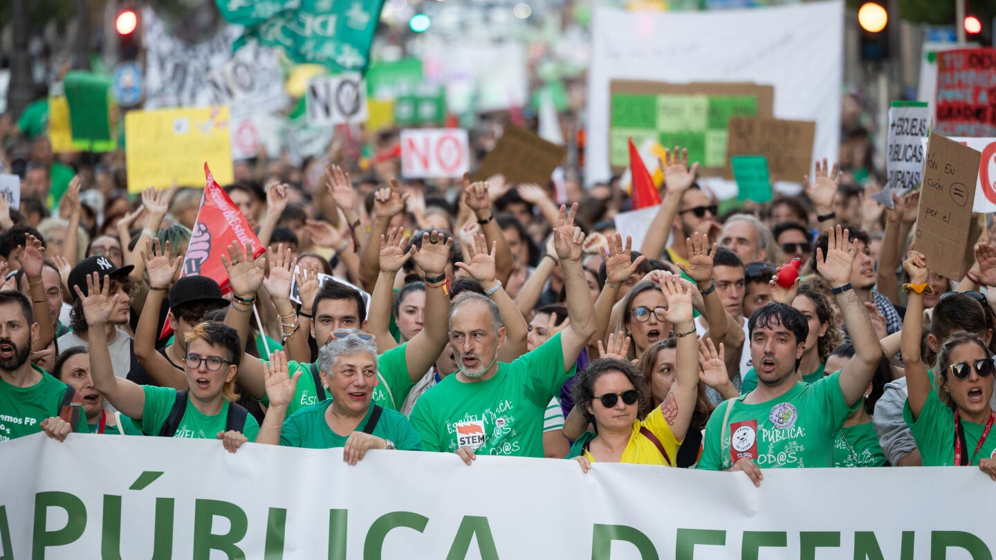Decenas de personas durante una concentraci&oacute;n con motivo de la huelga indefinida en educaci&oacute;n, a 14 de octubre de 2026, en Madrid (Espa&ntilde;a). 