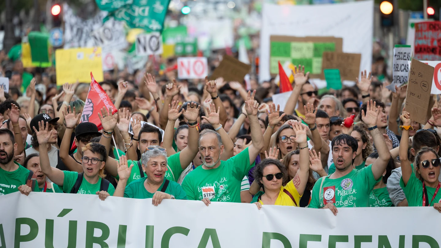 Decenas de personas durante una concentración con motivo de la huelga indefinida en educación, a 14 de octubre de 2026, en Madrid (España). Decenas de personas durante una concentración con motivo de la huelga indefinida en educación, a 14 de octubre de 2026, en Madrid (España).