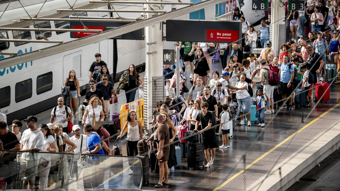 Viajeros en la Estación de Madrid - Puerta de Atocha - Almudena Grandes Viajeros en la Estación de Madrid - Puerta de Atocha - Almudena Grandes