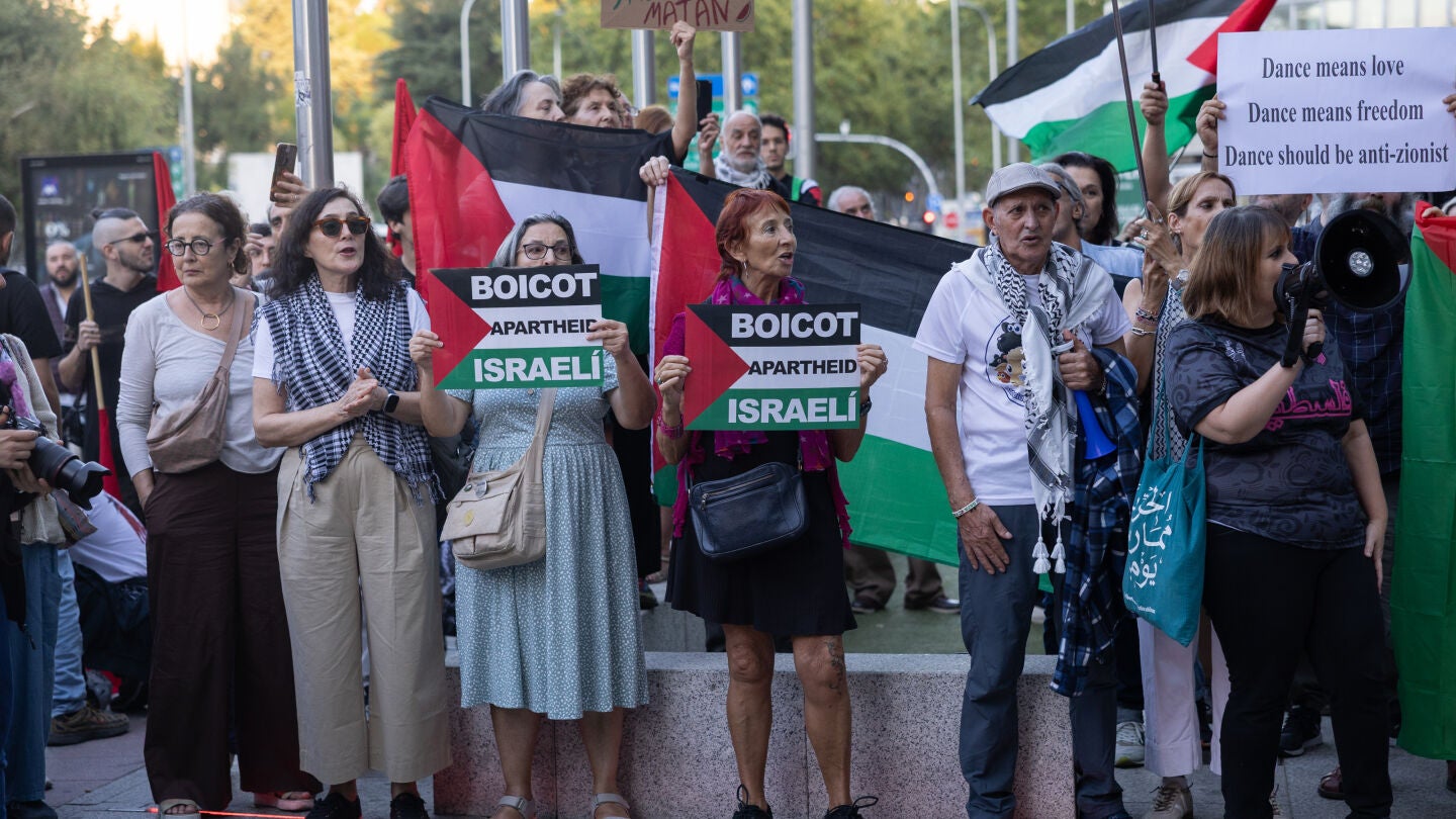 Decenas de personas durante una concentraci&oacute;n de boicot a la compa&ntilde;&iacute;a israel&iacute; de danza Batsheva, en los Teatros del Canal, a 15 de octubre de 2026, en Madrid (Espa&ntilde;a)