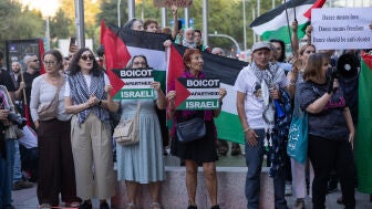 Decenas de personas durante una concentraci&oacute;n de boicot a la compa&ntilde;&iacute;a israel&iacute; de danza Batsheva, en los Teatros del Canal, a 15 de octubre de 2026, en Madrid (Espa&ntilde;a)