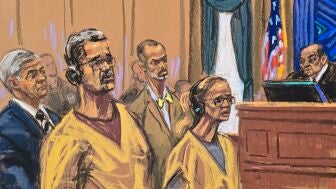 Fotograf&iacute;a de un dibujo que muestra a Nicol&aacute;s Maduro y su esposa, Cilia Flores, escuchando al juez federal Alvin Hellerstein durante una audiencia celebrada en un tribunal federal en Nueva York (EE.UU.).