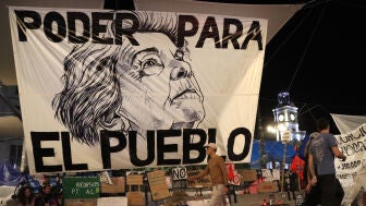 Fotograf&iacute;a que muestra una pancarta con el rostro de Maricarmen en la acampada por la situaci&oacute;n de la vivienda