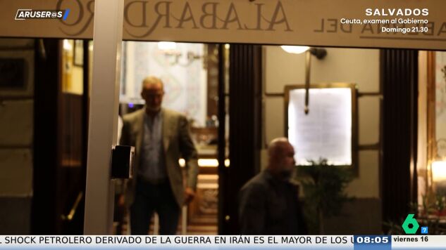 El rey Felipe disfruta de una cena con amigos en Madrid en la Taberna del Alabardero