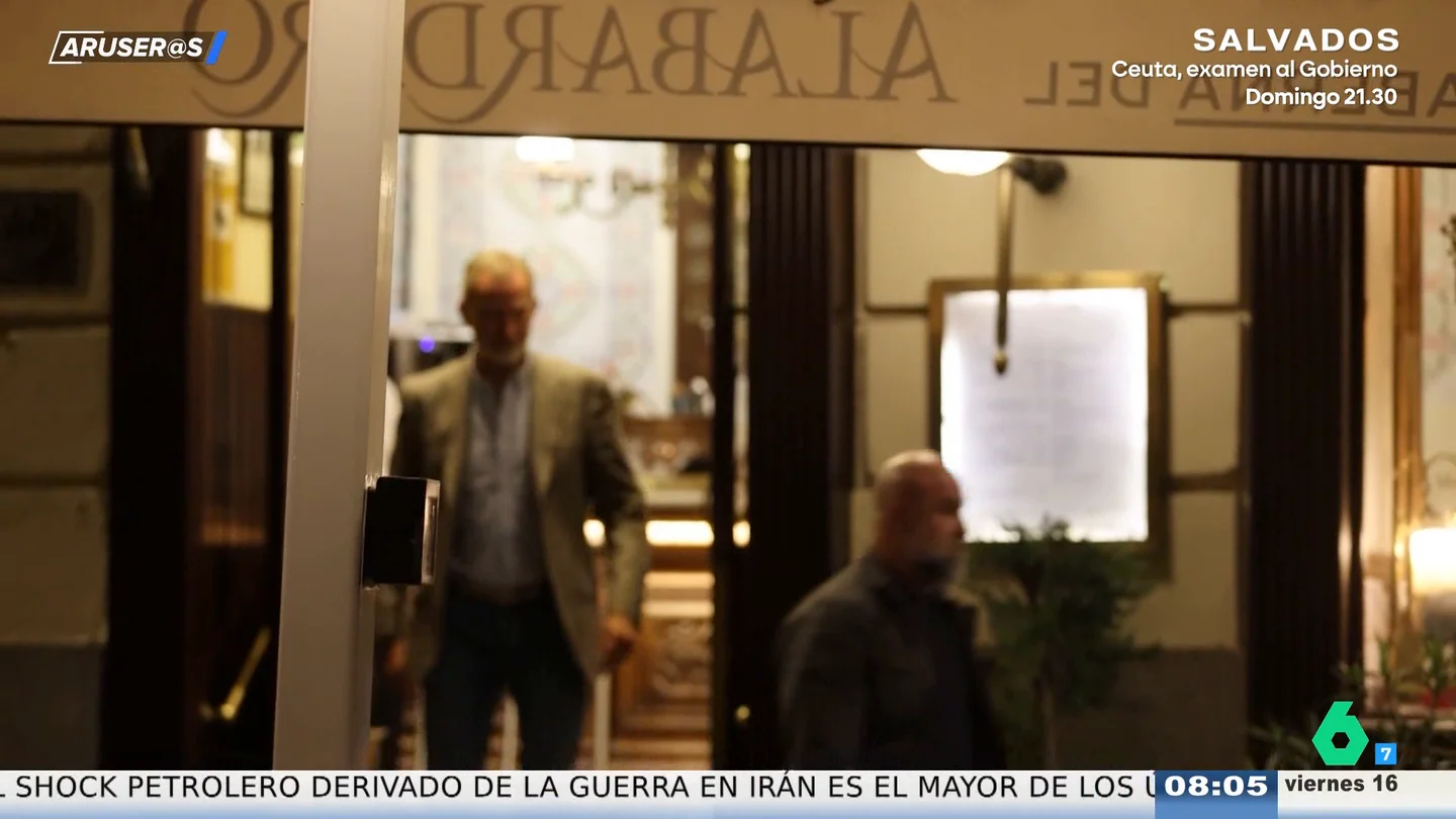 El rey Felipe disfruta de una cena con amigos en Madrid en la Taberna del Alabardero El rey Felipe disfruta de una cena con amigos en Madrid en la Taberna del Alabardero