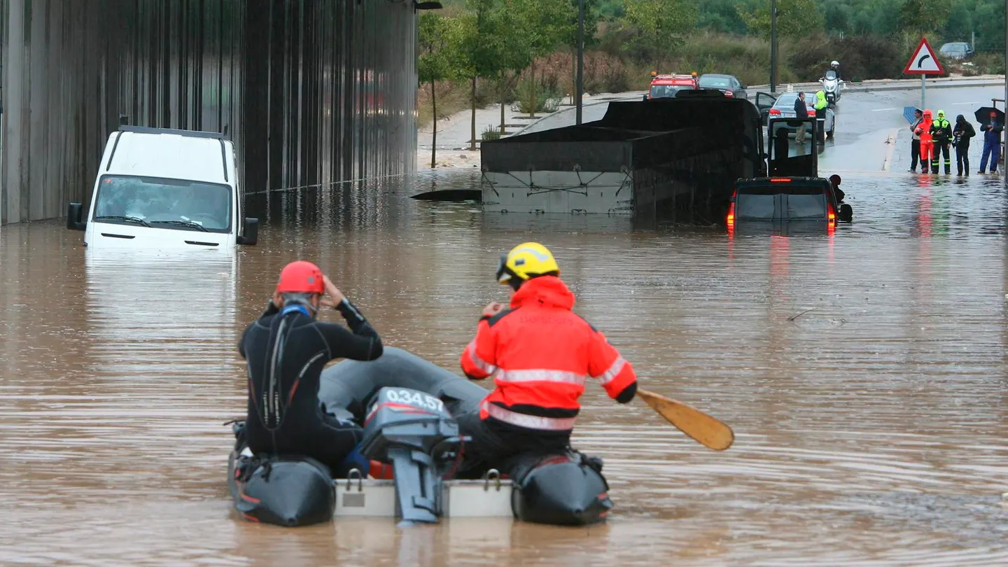 Los Bombers trabajan en una zona inundada por el temporal Los Bombers trabajan en una zona inundada por el temporal