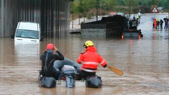 Los Bombers trabajan en una zona inundada por el temporal