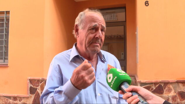 Paralizan el desahucio de Fernando, un jubilado de 70 a&ntilde;os que ten&iacute;a las maletas preparadas para abandonar su casa: "Todav&iacute;a no ha terminado"