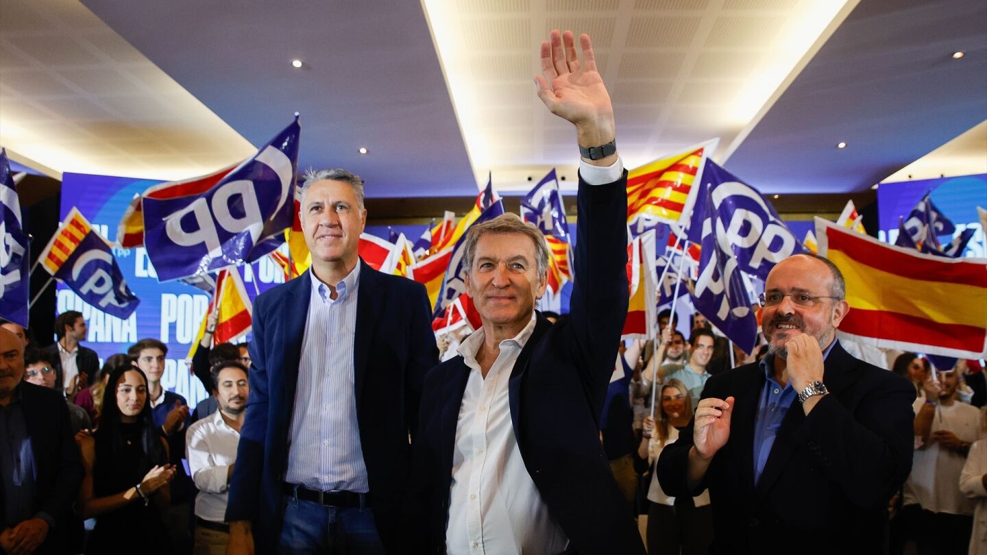 Feij&oacute;o, con Albiol a la izquierda y Fern&aacute;ndez a la derecha