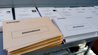 Papeletas y sobres en un colegio en las elecciones del 23J