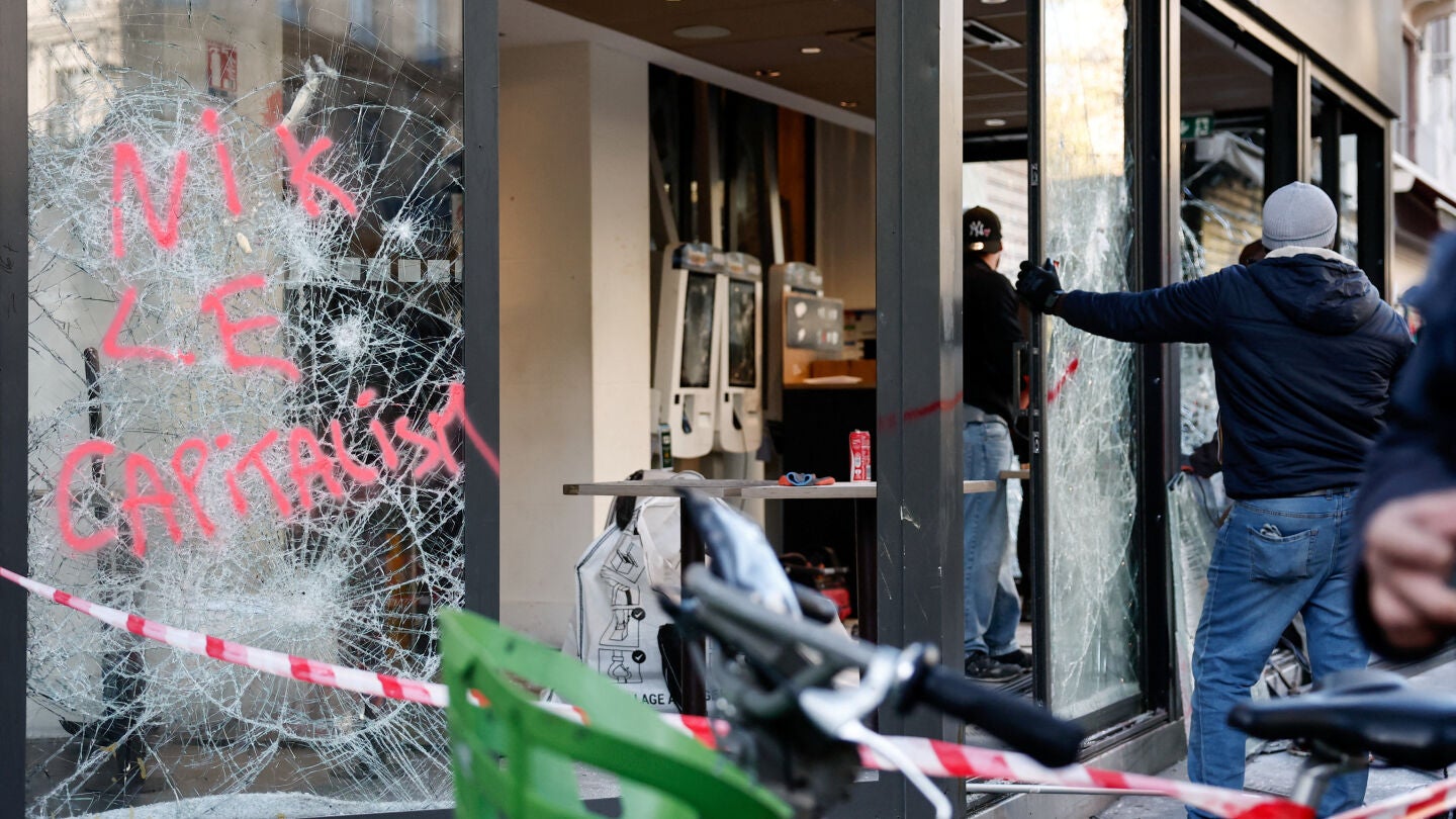Resultado de los disturbios en Par&iacute;s. 