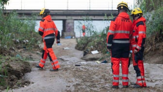 Efectivos de los Bomberos de la Generalitat de Catalu&ntilde;a y de otros cuerpos de emergencias en Cabrera de Mar. 