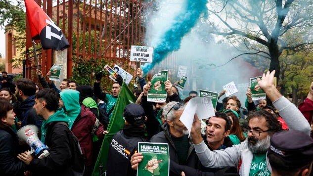 ocentes en apoyo a la huelga de la Educaci&oacute;n P&uacute;blica este lunes en Madrid, concentrados ante el IFP Antonio Palacios de Puente de Vallecas